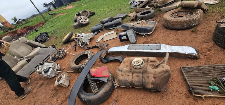 Piezas de autos presuntamente robados encontradas en una granja de Piribebuy tras allanamiento de la Policía Nacional con la Fiscalía.