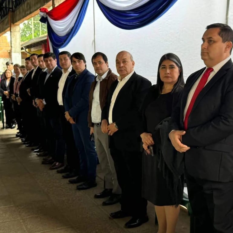 Acto de asunción como director interino del profesor Antonio Fernández, con la presencia de la supervisora, Vilma Martínez, el director departamental, Francisco Canatta, el diputado Rodrigo Gamarra, el senador Derlis Maidana y el concejal local, Eduardo Domínguez.