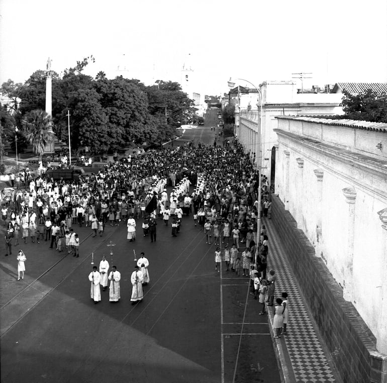 Procesión en honor a San Blas el 3 de febrero de 1968, sobre la calle El Paraguayo Independiente. Ese día era feriado.