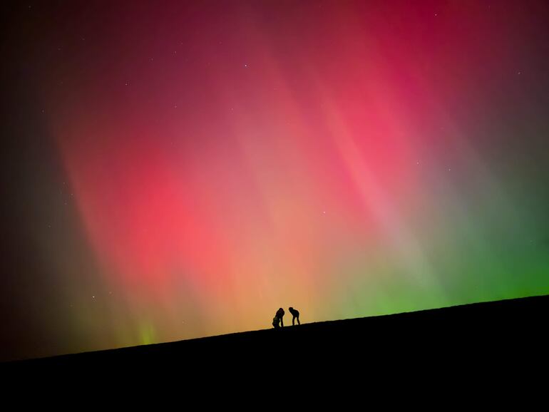 Vista de la aurora boreal en la localidad de Koehool, junto al mar de Wadden, en los Países Bajos este viernes.