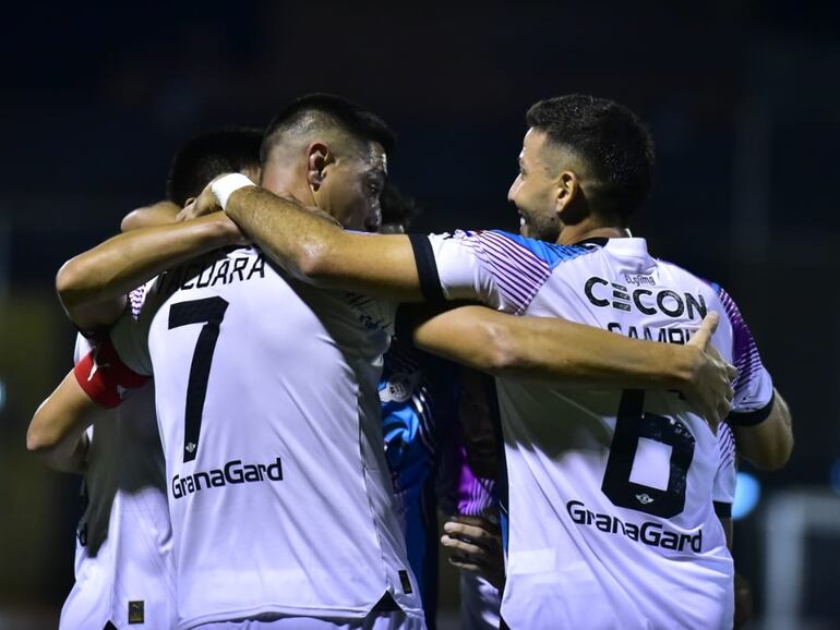 Los jugadores de Libertad celebran el gol de Óscar Cardozo (7) en el triunfo sobre Guaraní por la segunda fecha del torneo Clausura 2023 del fútbol paraguayo en el estadio Rogelio Livieres, en Asunción.