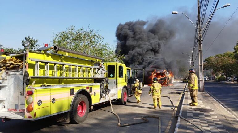 Bomberos voluntarios en servicio.