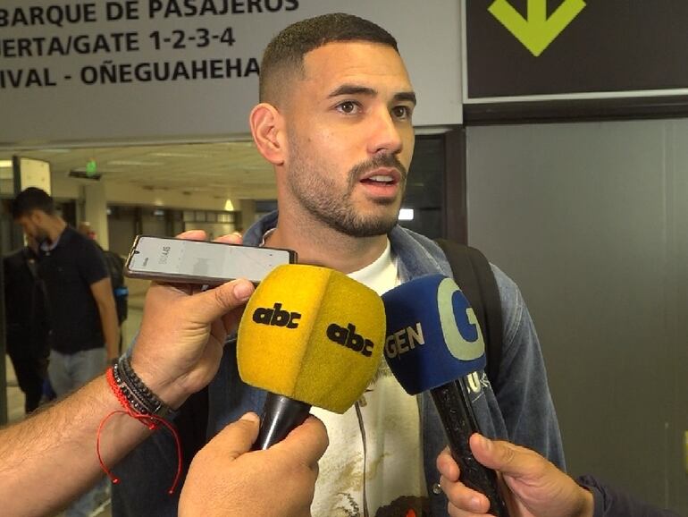 Antonio Sanabria, futbolista de la selección paraguaya, durante la llegada a Asunción para el segundo combo de las Eliminatorias Sudamericanas.