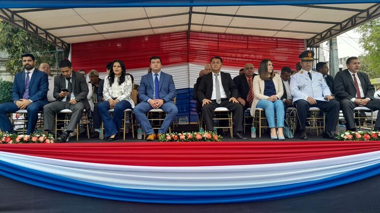 El intendente municipal de la ciudad de San Antonio, Santiago Aguilera (PLRA) en el palco oficial en compañía de otras autoridades de la localidad y descendientes de excombatientes de la Guerra del Chaco.