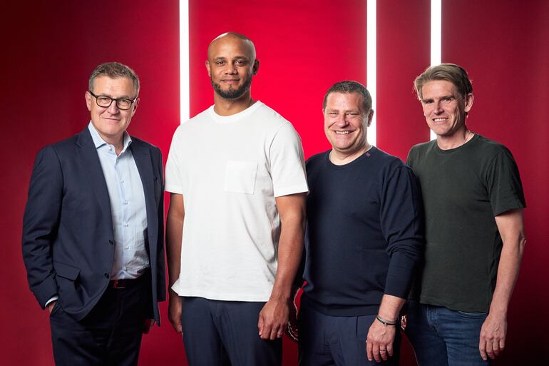 El belga Vincent Kompany (remera blanca) en la presentación como nuevo entrenador del Bayern Múnich de Alemania.