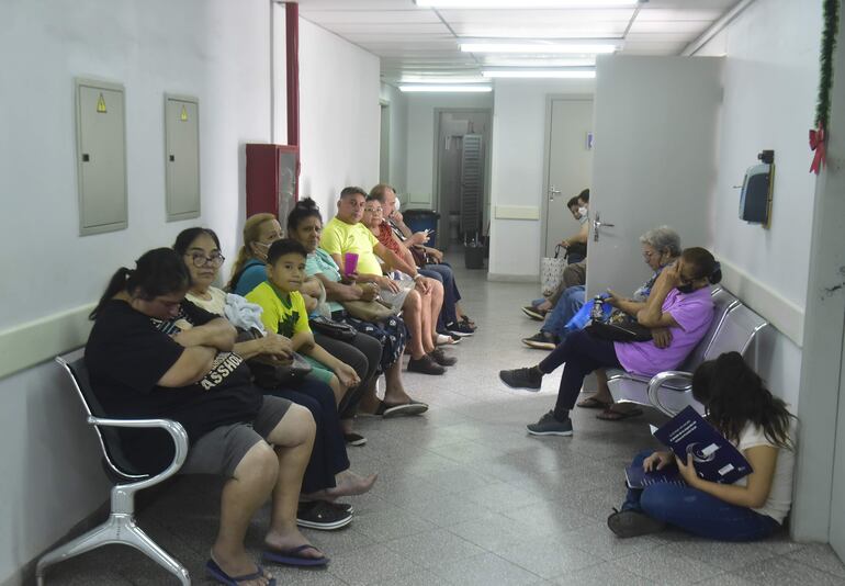 Los pasillos del Hospital IPS Boquerón de Asunción llenos de pacientes esperando atención.