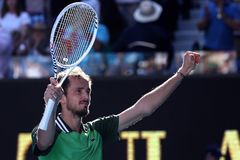 El ruso Daniil Medvedev celebra la victoria contra el portugués Nuno Borges durante su partido individual masculino en el noveno día del torneo de tenis Abierto de Australia en Melbourne el 22 de enero de 2024.