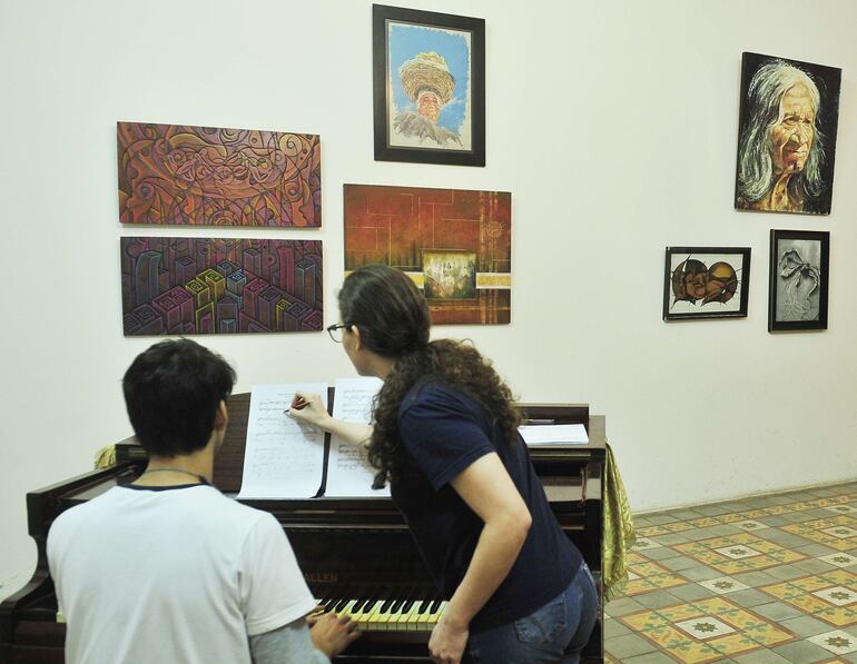 Una clase de piano en el Ateneo Paraguayo.