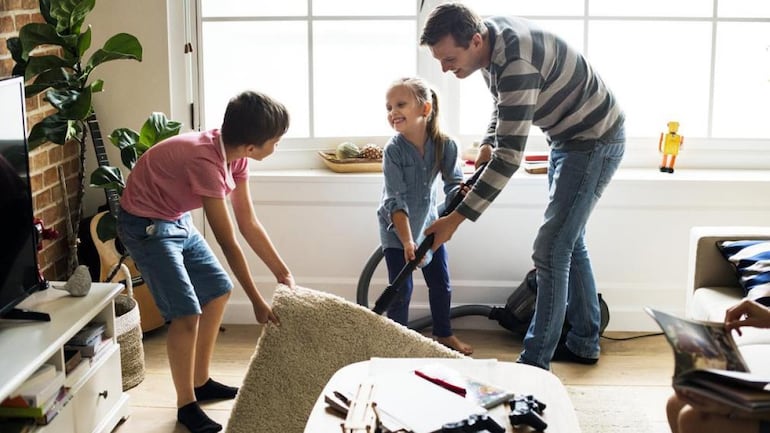 Padre e hijos limpiando la casa