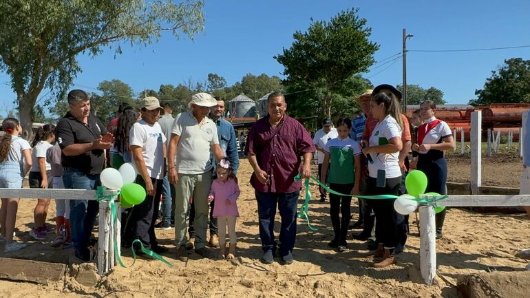 El Gral. Pedro León desata la cinta para inaugurar la nueva pista del Centro Ecuestre La Fortaleza.