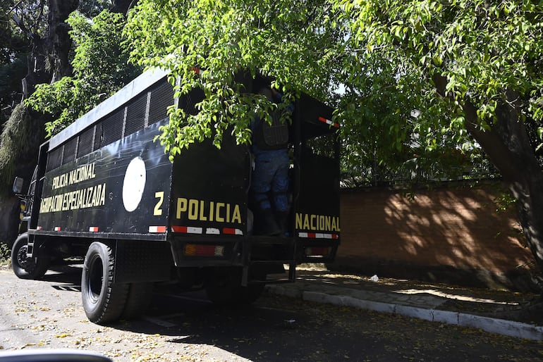 La seguridad del Viceministerio de Transporte se reforzó con agentes de la Fuerza de Operaciones Policiales Especiales (FOPE) durante el desarrollo de la reunión con representantes de Opama. 