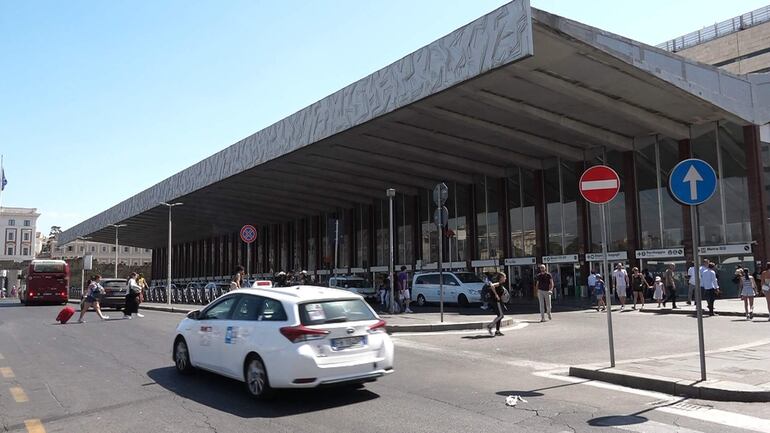 En plena oleada récord de turistas en Italia, la movilidad en las grandes ciudades del país se encuentra al borde del colapso, un problema alimentado por la negativa del sector del taxi a aumentar las licencias desde 2006 y un transporte público muy deficiente, aunque el Gobierno promete encontrar una solución. La imagen de estaciones centrales, como Termini en Roma, con inmensas colas de turistas esperando por montarse en alguno de los taxis estacionados se repite en ciudades como Milán y Nápoles, donde las asociaciones de consumidores denuncian prácticas ilegales, como precios pactados o el rechazo a completar trayectos cortos.