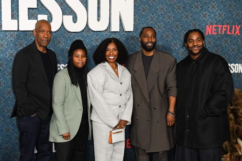 El productor y actor estadounidense Denzel Washington junto a su hija, la productora ejecutiva Katie Washington; su esposa, la actriz Pauletta Washington, y sus hijos, el director Malcolm Washington y el actor John David Washington.