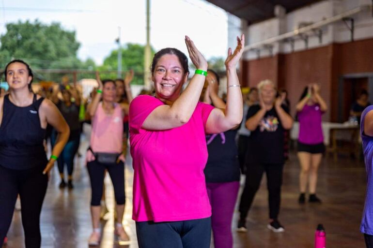 El propósito central de esta masterclass de zumba es conmemorar el “Día de la Mujer”, ofreciendo a la comunidad una oportunidad única de compartir y recrearse en familia. 