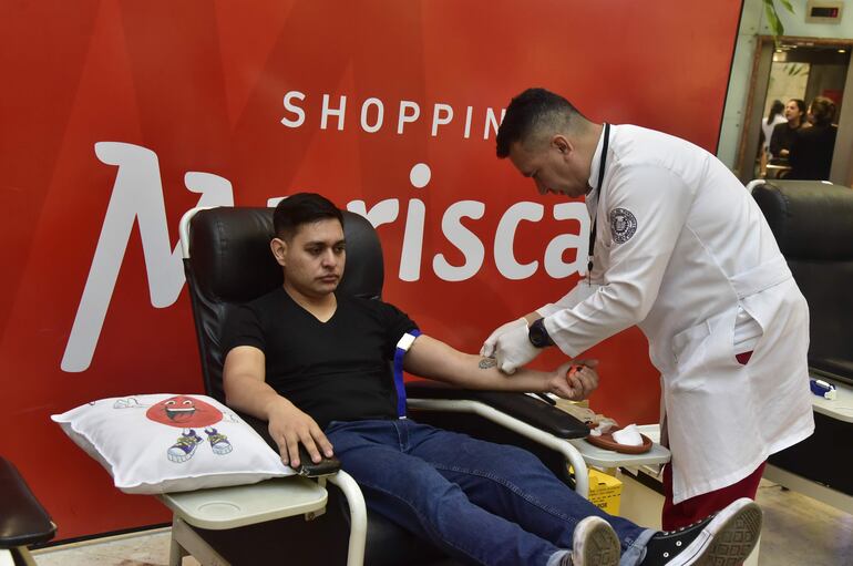 Otro donante que se acercó para la campaña de donación de sangre en el Shopping Mariscal.