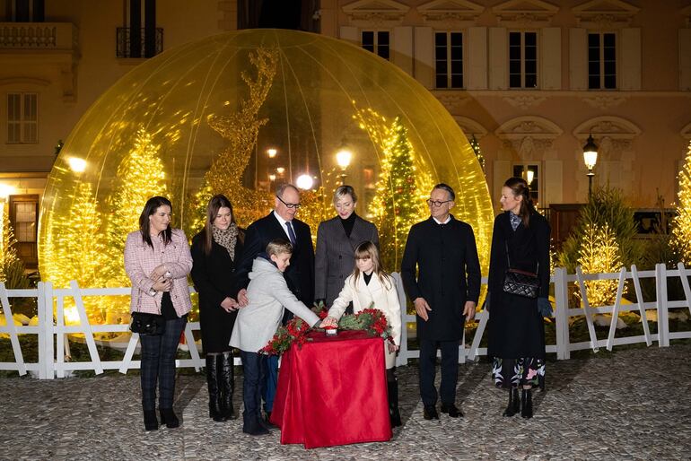 Los principitos Gabriella y Jacques fueron los encargados de encender las luces de Navidad en Mónaco.