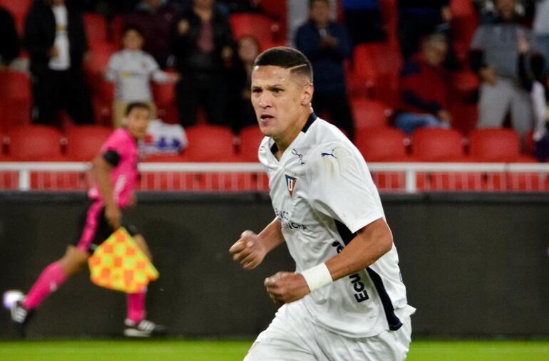 El paraguayo Alex Arce, jugador de la Liga de Quito, celebra un gol en el partido frente a Macará por la primera fecha de la Serie A de Ecuador en el estadio Rodrigo Paz Delgado, en Quito, Ecuador.