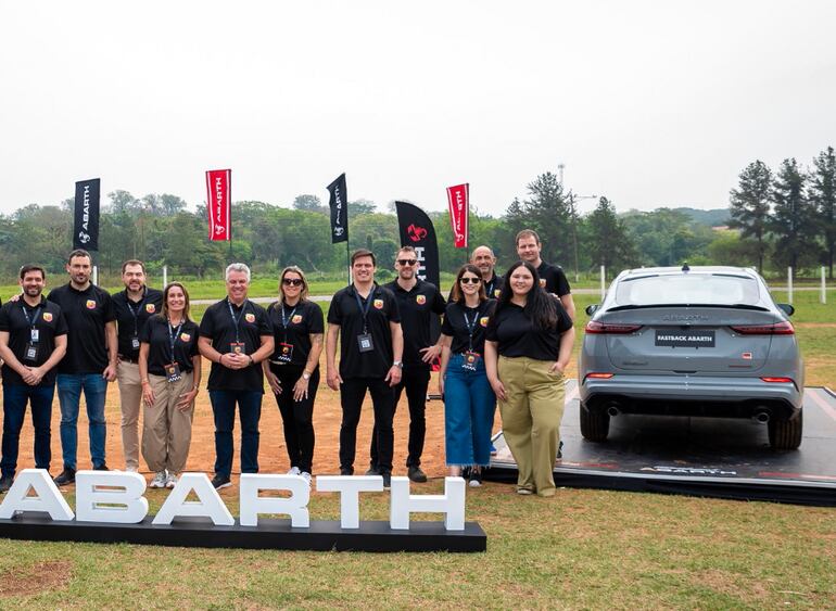 Parte del equipo de Garden y Fiat durante el lanzamiento de Abarth, junto a sus modelos Fastback y Pulse.