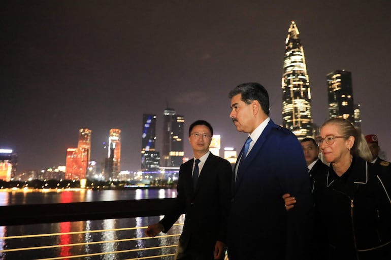 Fotografía de archivo: el presidente venezolano, Nicolas Maduro, junto a la primera dama Cilia Flores y el secretario del Comité del Distrito de Nanshan, Huang Xiangyue (i), en China.