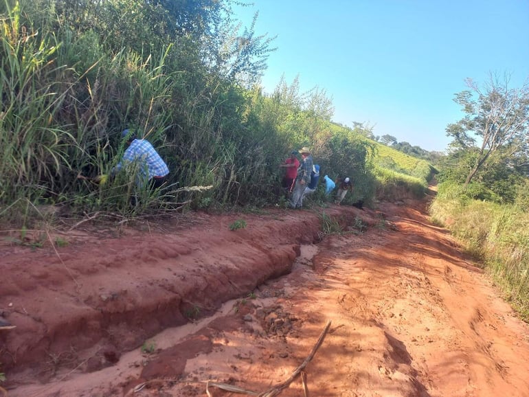 Vecinos de las compañías Kaundygue, Lorito y Manduará, reparando un camino vecinal.