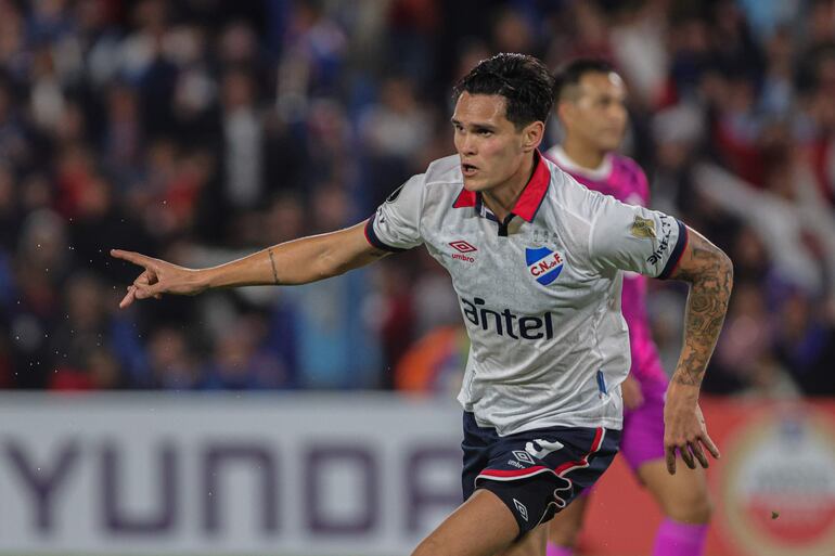 El uruguayo Rubén Bentancourt, jugador de Nacional, celebra un gol en el partido de la fase de grupos de la Copa Libertadores 2024 frente a Libertad en el estadio Gran Parque Central, en Montevideo, Uruguay.