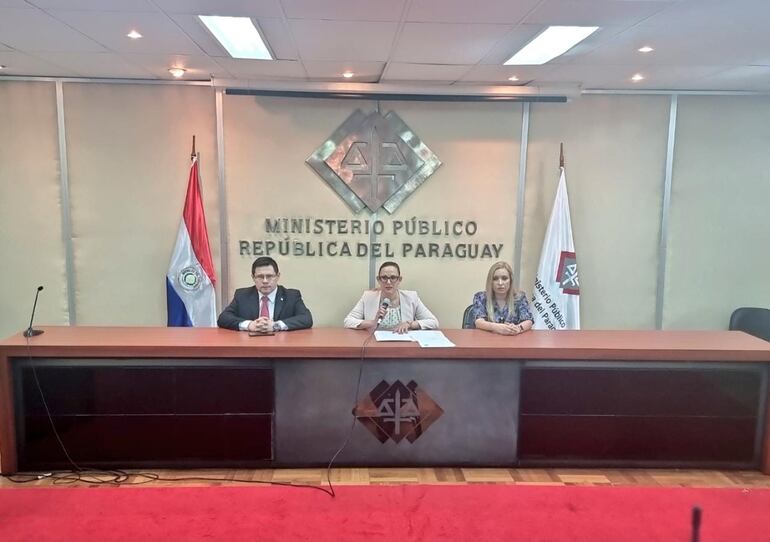 Conferencia de prensa en la Fiscalía General del Estado sobre esquema de facturas falsas. Hablaron el viceministro de la SET Óscar Orué y la fiscala Alma Zayas (centro). (gentileza).