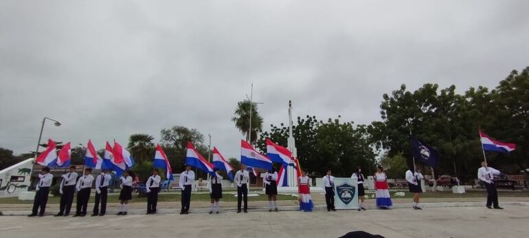 El monumento al coronel Jose Julian Sanchez, heroe de la guerra del Chaco, fue el lugar del acto civico militar.