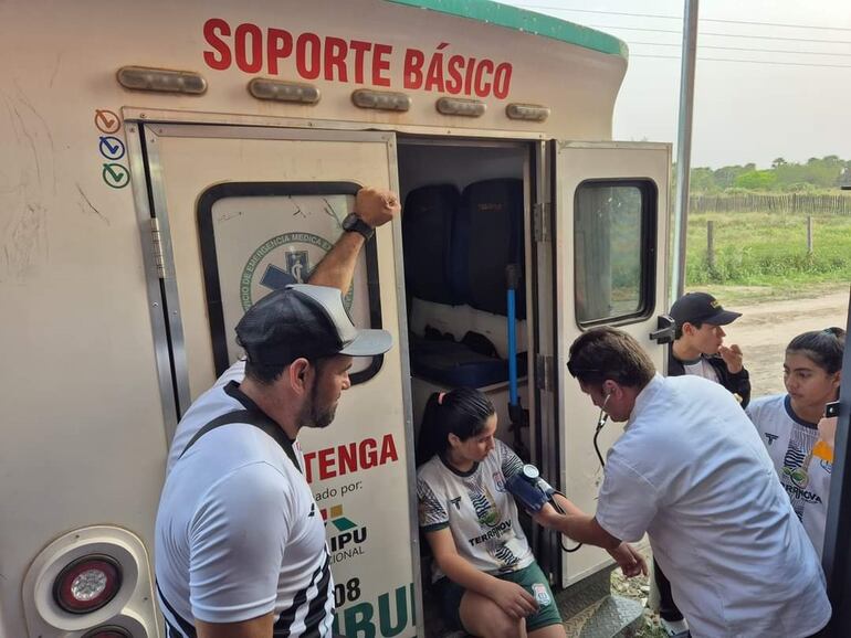 El personal de blanco de la XVII Región Sanitaria cumplió un papel  importante, para cuidar la salud de los competidores durante las cálidas jornadas.