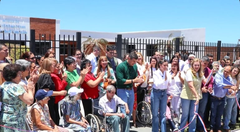 En la inauguración del Hogar de Adultos Mayores 'Abuelos Kunu'uha', los residentes recibieron sillas de ruedas de la Gobernación de Paraguarí.