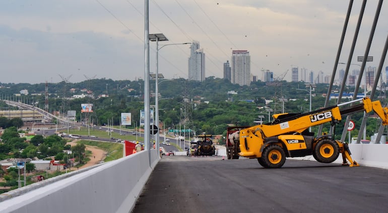 El retorno del Puente Héroes del Chaco está ubicado en medio de dos torres de la ANDE. 