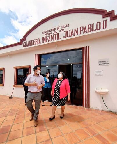 El intendente Fernando Ramírez y la ministra Teresa Martinez recorren la guardería Juan Pablo ll de Pilar.