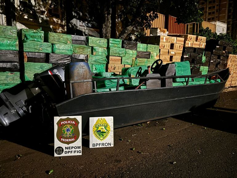 La embarcación con los cigarrillos decomisados en el lago Itaipú.