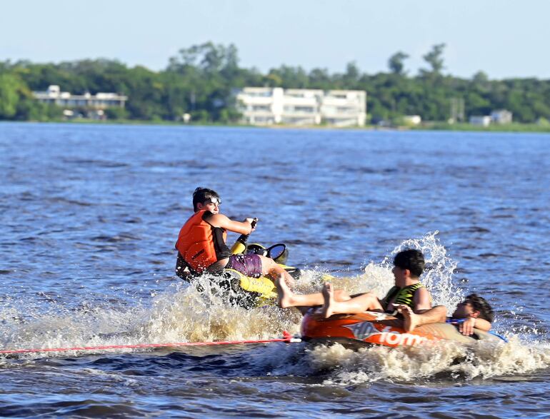 Pura diversión se vive en San Ber con los paseos en jet ski en el Lago.