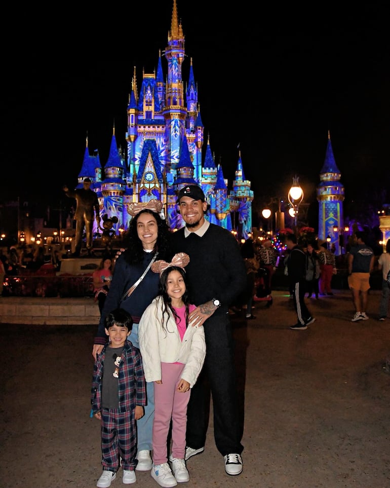 Gustavo Gómez y Jazmín Torres con Pía y Lucca. De fondo se ve el icónico castillo de Disney World. (Instagram/Gustavo Gómez)