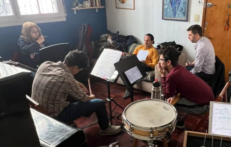 Mateo Servián Sforza junto a los integrantes del ensamble argentino ultima detalles para el estreno.