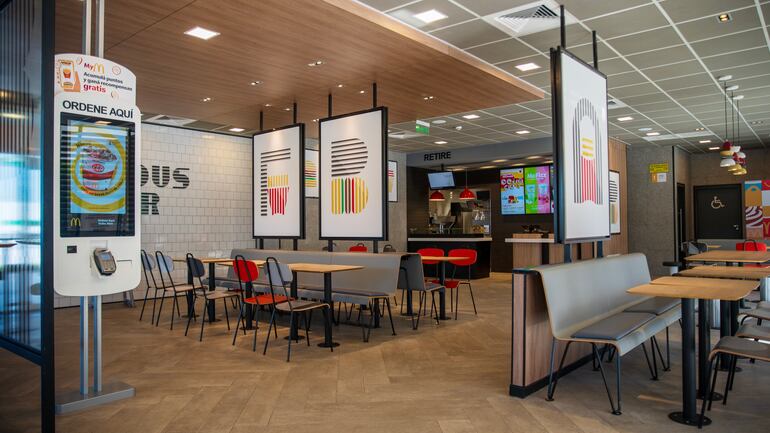 Un moderno y amplio espacio ofrece McDonald's en Limpio.
