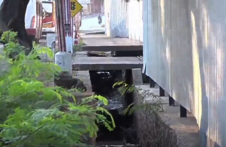 Canal a cielo abierto y sin protección en la avenida del Agrónomo en San Lorenzo.