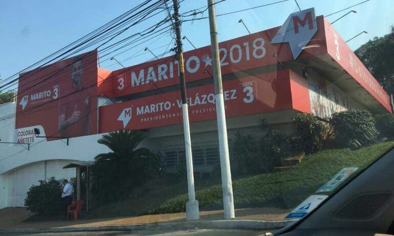 La casa de valor patrimonial fue llenada de propaganda electoral. 