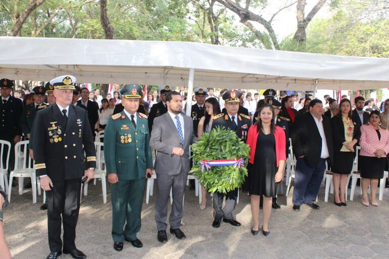 Autoridades locales y estudiantes participaron de un acto para recordar los 89 años de la firma del Tratado de Paz del Chaco entre Paraguay y Bolivia. Colocaron una corona de laureles al pie del busto del Mcal. José Félix Estigarribia.