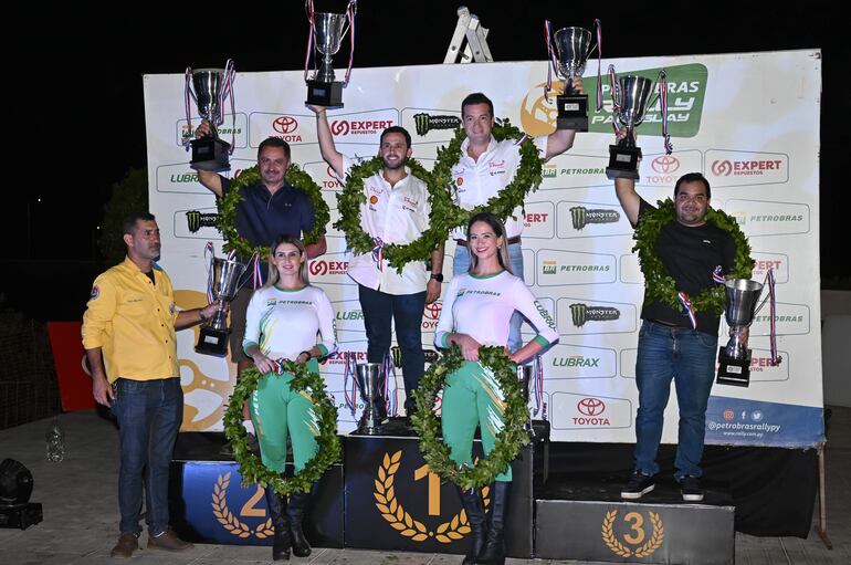 Miguel Ortega y Fabrizio Chiriani (centro), campeones de la General 4x4 del SP. Ale Massagrande (izq./2°) y Fernando Servín (3°).