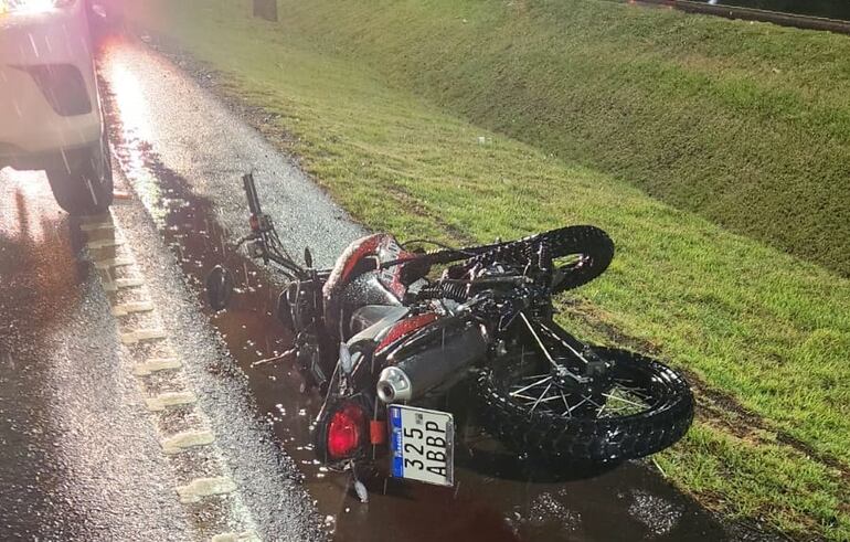 La motocicleta que impactó contra el camión estacionado.