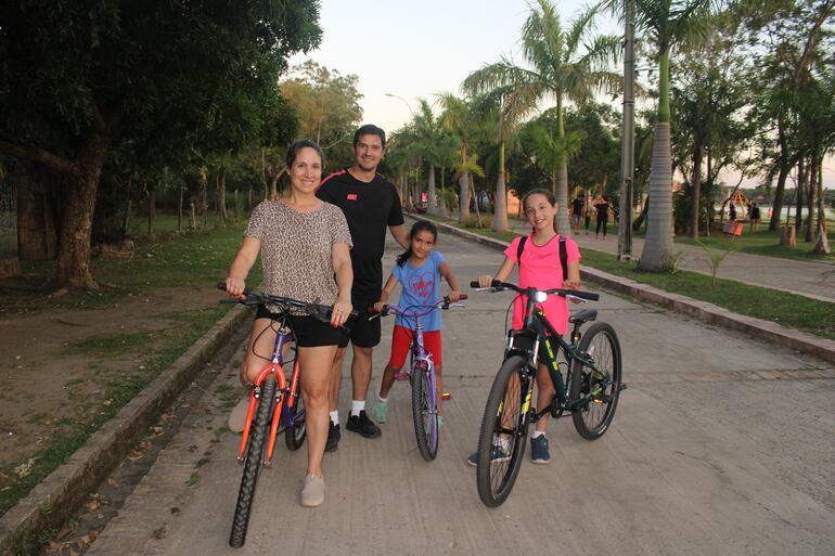 Las familias aprovechan para hacer turismo y pasearse en bicicleta en San Bernardino.