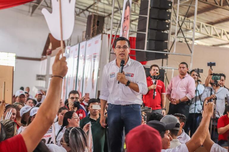 El candidato a gobernador de Alto Paraná César "Landy" Torres reiteró la promesa de repartija de sueldos públicos.