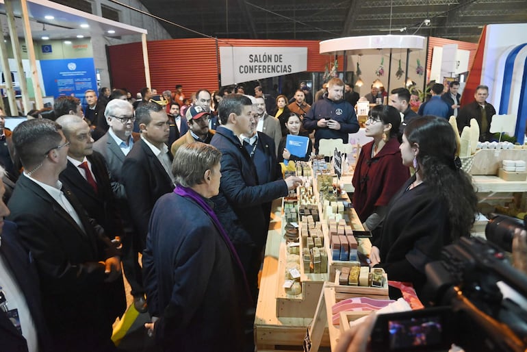 El presidente electo Santiago Peña recorrió el pabellón industrial, acompañado de varios de sus ministros designados.