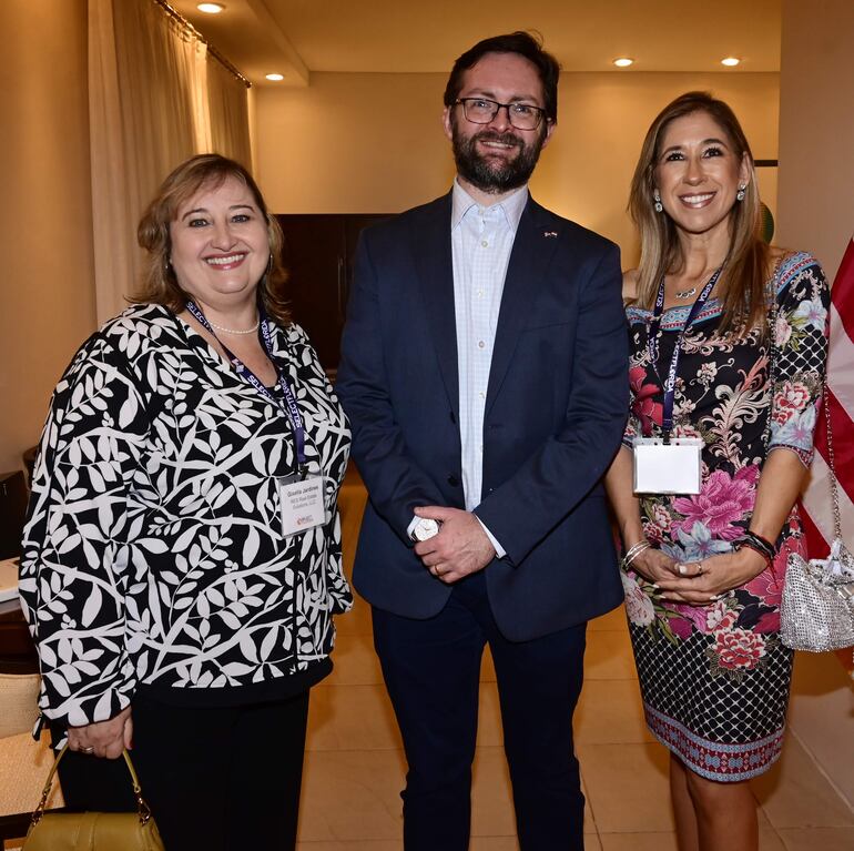 Gisella Jardines, Samuel D. Sipes y María Cristina Valencia.