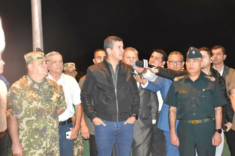 El presidente Santiago Peña habla antes de la partida de un convoy de agua y víveres para el Chaco, esta madrugada.