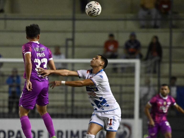 Iván Piris (33), jugador de Libertad, pelea por el balón en un partido frente a Nacional por la regularización de la octava jornada del torneo Apertura 2024 del fútbol paraguayo en el estadio Arsenio Erico, en Asunción, Paraguay.