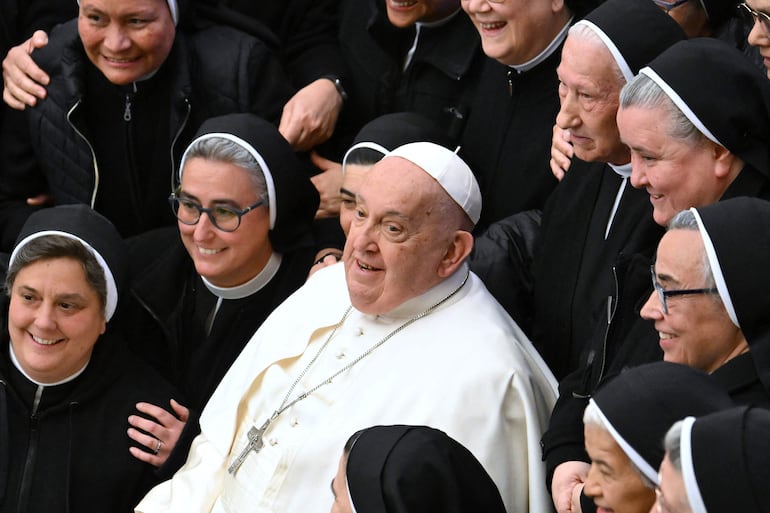 (ARCHIVO) El papa Francisco posa con monjas al final de una audiencia general semanal en la sala Pablo VI en El Vaticano, el 5 de febrero de 2025.