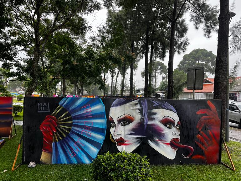 Vista completa del mural de "Marc" en Curitiba. "Pinté el personaje de la queridísima actriz y artista ‘Envidia Metenés’, pionera drag queen y luchadora por los derechos de las personas trans", expresó la artista compatriota. (Gentileza)