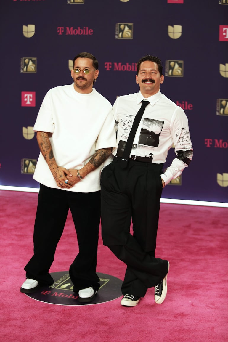 En blanco y negro. Así llegó El dúo Mau y Ricky a la 37 edición de los Premio Lo Nuestro celebrado anoche en el Kaseya Center. (EFE/Marlon Pacheco)
